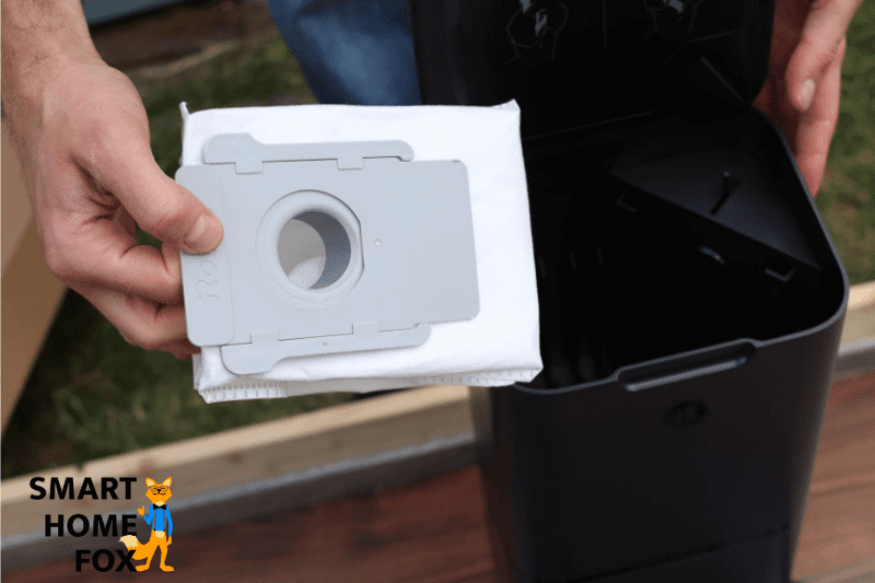 Ein Einweg Staubbeutel wird in die Absaugstation eingesetzt.